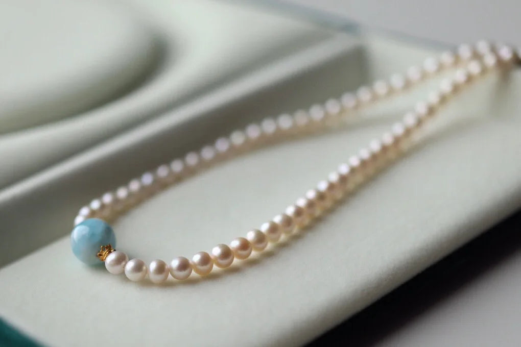 Elegant Freshwater Pearl & Sea-Pattern Stone Choker Necklace